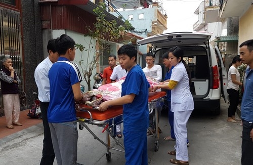 bac-si-bien-gac-xep-thanh-phong-mo-kip-cuu-nguoi-bi-vo-thai-1