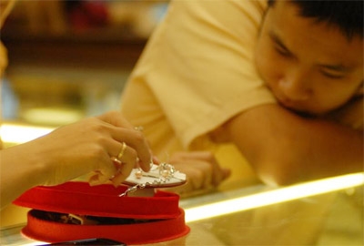  Giá vàng bật tăng mạnh, chênh lệch nới rộng 