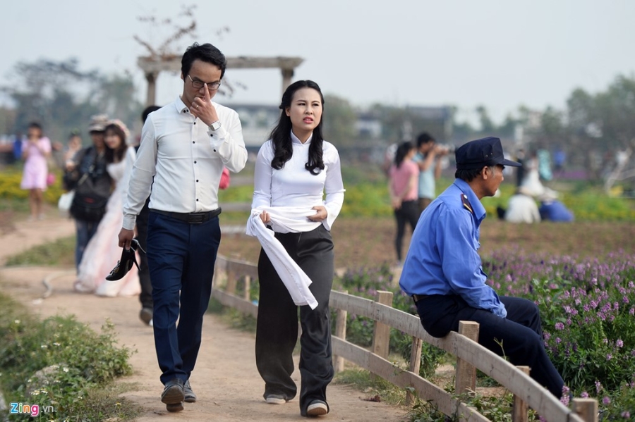 Khoanh khac hom hinh cua co dau, chu re trong mua cuoi hinh anh 3