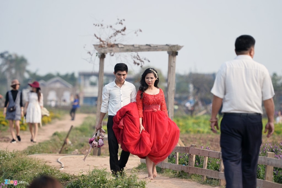 Khoanh khac hom hinh cua co dau, chu re trong mua cuoi hinh anh 4