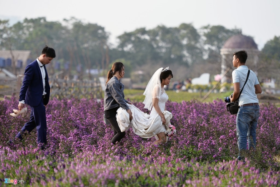 Khoanh khac hom hinh cua co dau, chu re trong mua cuoi hinh anh 6