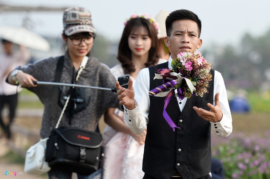 Khoanh khac hom hinh cua co dau, chu re trong mua cuoi hinh anh 7