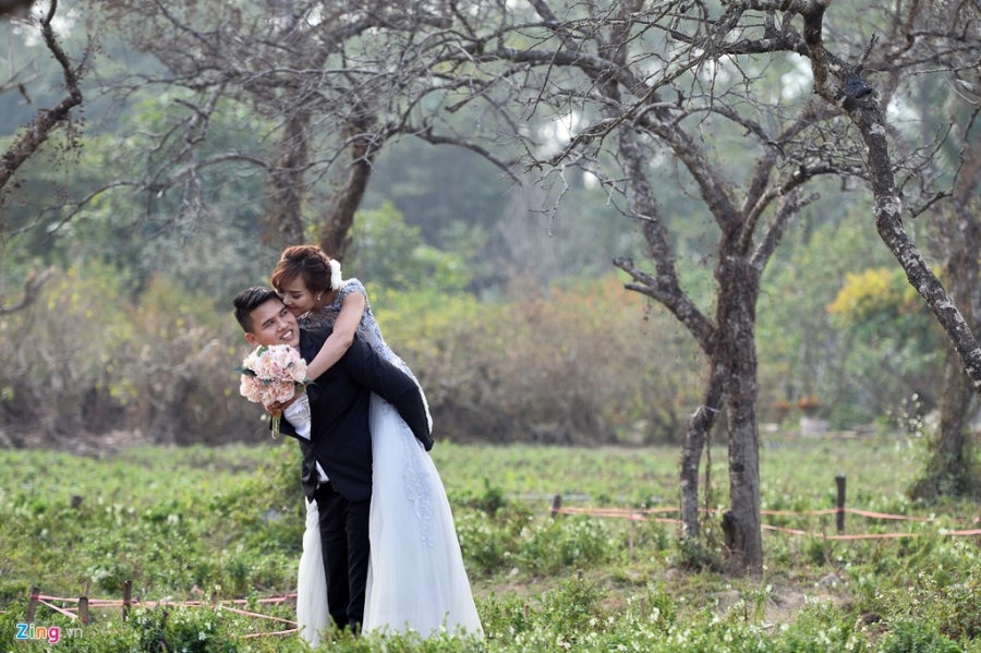 Khoanh khac hom hinh cua co dau, chu re trong mua cuoi hinh anh 8