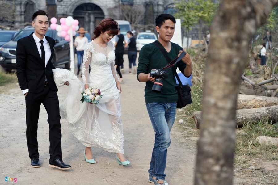 Khoanh khac hom hinh cua co dau, chu re trong mua cuoi hinh anh 9
