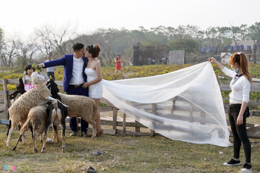 Khoanh khac hom hinh cua co dau, chu re trong mua cuoi hinh anh 10