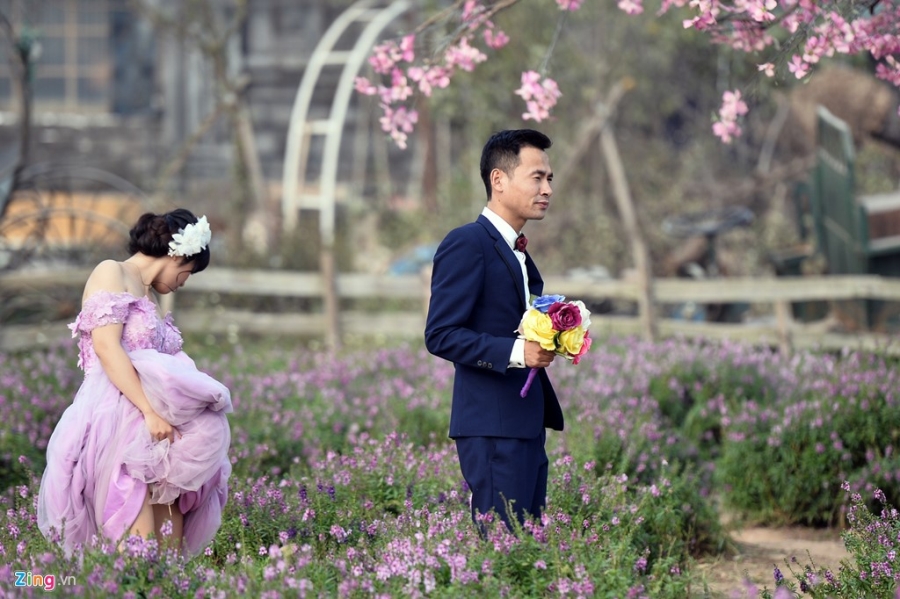 Khoanh khac hom hinh cua co dau, chu re trong mua cuoi hinh anh 11