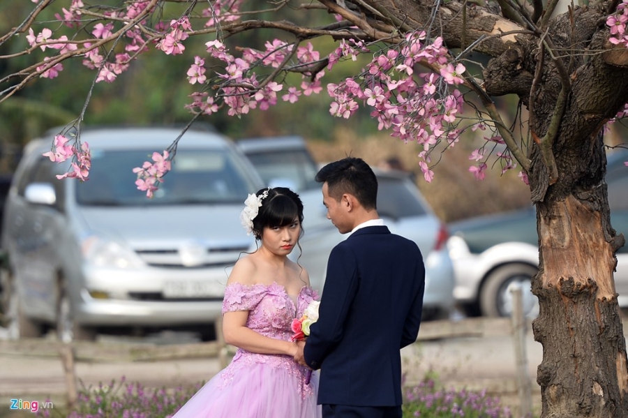 Khoanh khac hom hinh cua co dau, chu re trong mua cuoi hinh anh 12