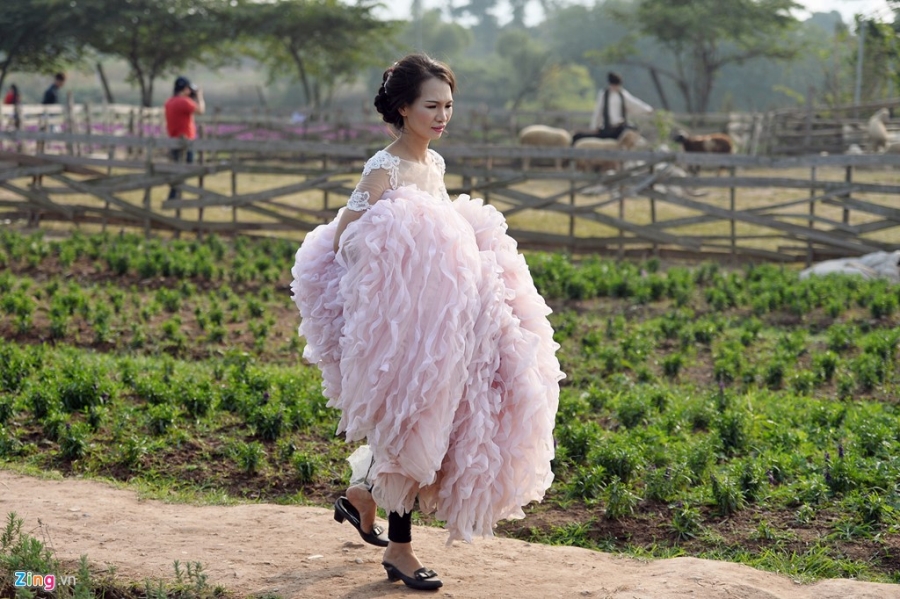Khoanh khac hom hinh cua co dau, chu re trong mua cuoi hinh anh 14