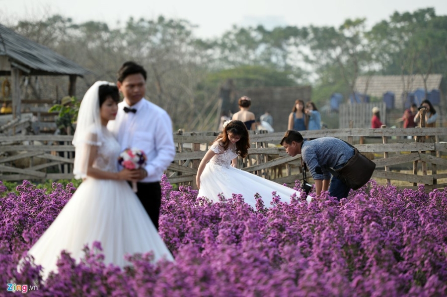 Khoanh khac hom hinh cua co dau, chu re trong mua cuoi hinh anh 16