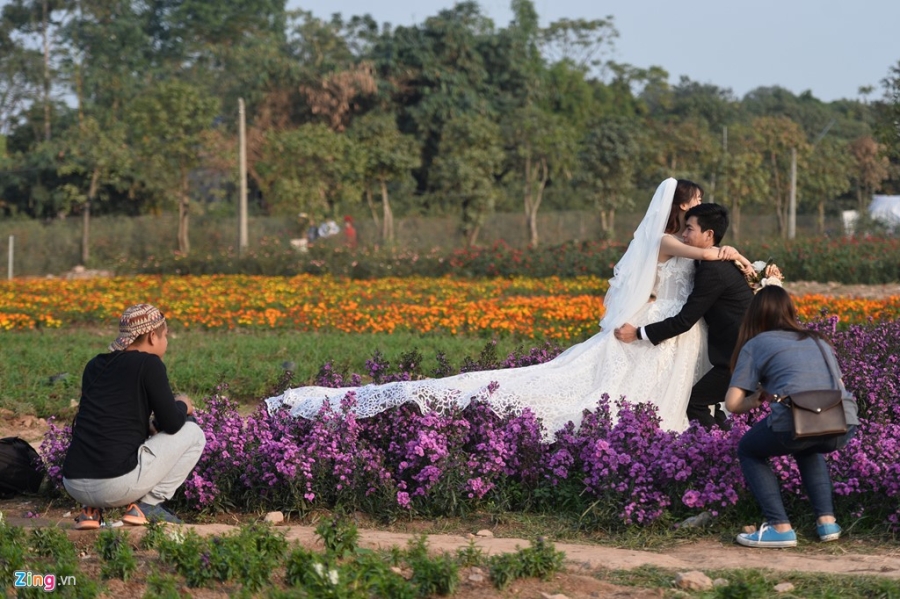 Khoanh khac hom hinh cua co dau, chu re trong mua cuoi hinh anh 17