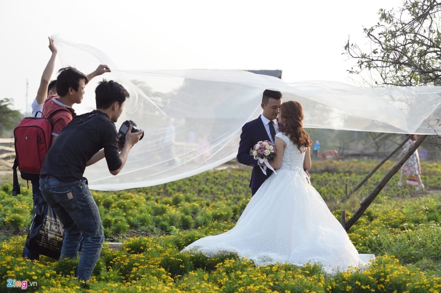 Khoanh khac hom hinh cua co dau, chu re trong mua cuoi hinh anh 18