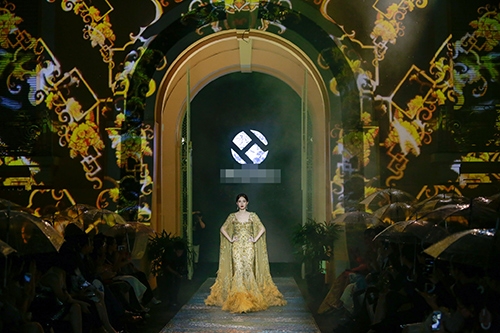 nghet tho truoc ve dep van nguoi me cua hoa hau thu thao khi lan dau catwalk - 1