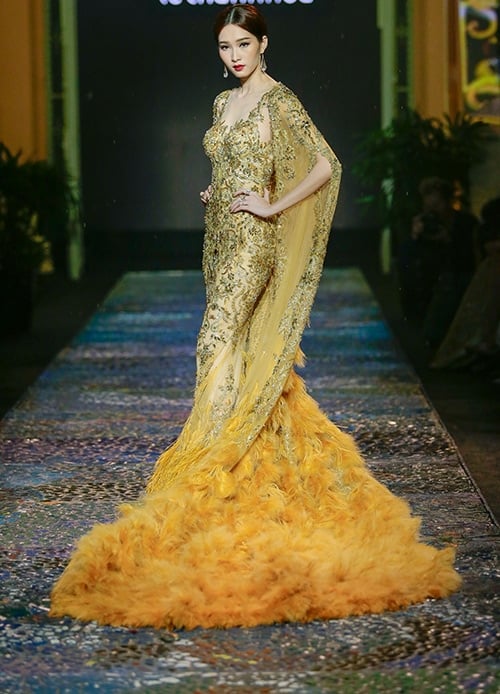 nghet tho truoc ve dep van nguoi me cua hoa hau thu thao khi lan dau catwalk - 3