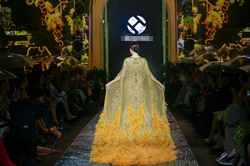 nghet tho truoc ve dep van nguoi me cua hoa hau thu thao khi lan dau catwalk - 4