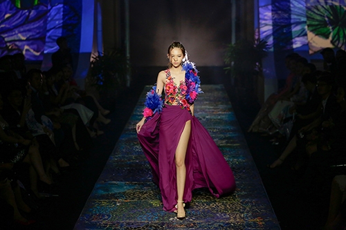 nghet tho truoc ve dep van nguoi me cua hoa hau thu thao khi lan dau catwalk - 5