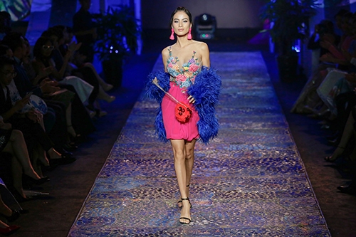 nghet tho truoc ve dep van nguoi me cua hoa hau thu thao khi lan dau catwalk - 6