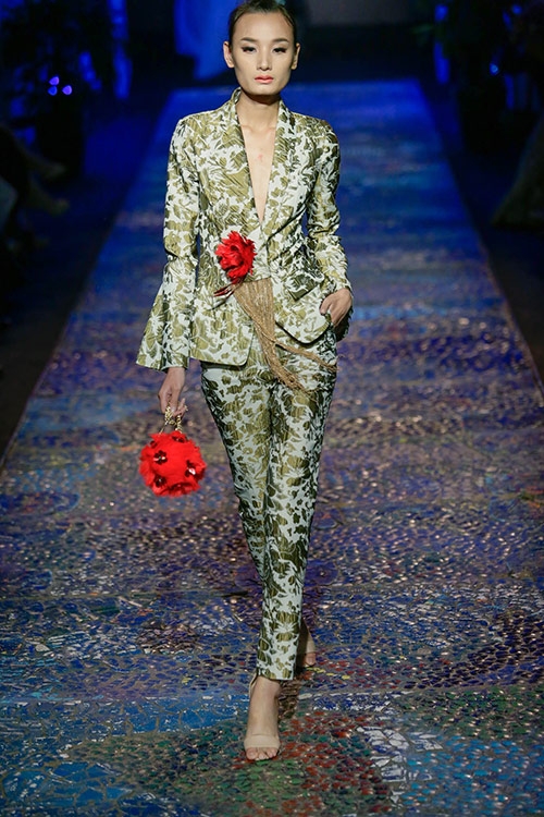 nghet tho truoc ve dep van nguoi me cua hoa hau thu thao khi lan dau catwalk - 7