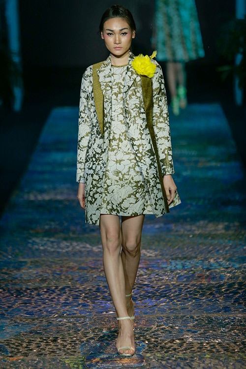 nghet tho truoc ve dep van nguoi me cua hoa hau thu thao khi lan dau catwalk - 8