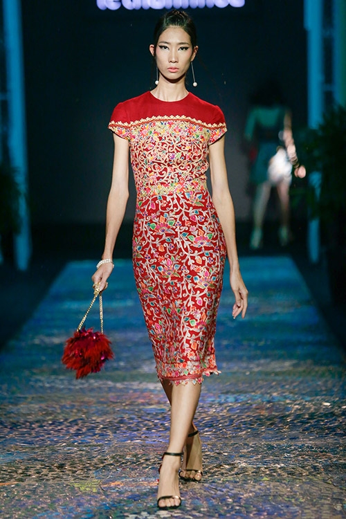 nghet tho truoc ve dep van nguoi me cua hoa hau thu thao khi lan dau catwalk - 9
