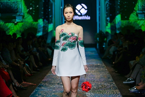 nghet tho truoc ve dep van nguoi me cua hoa hau thu thao khi lan dau catwalk - 10
