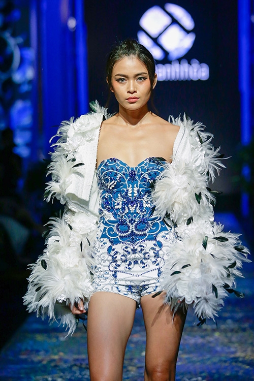 nghet tho truoc ve dep van nguoi me cua hoa hau thu thao khi lan dau catwalk - 11