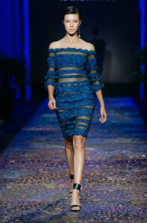 nghet tho truoc ve dep van nguoi me cua hoa hau thu thao khi lan dau catwalk - 12
