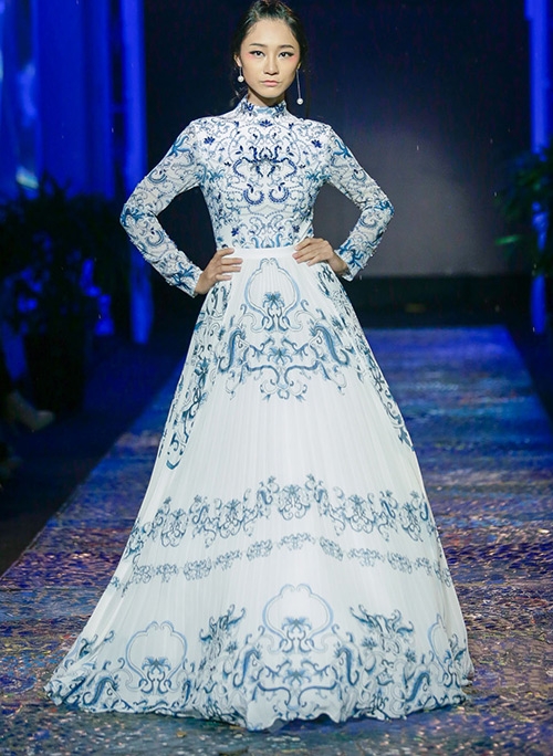 nghet tho truoc ve dep van nguoi me cua hoa hau thu thao khi lan dau catwalk - 14
