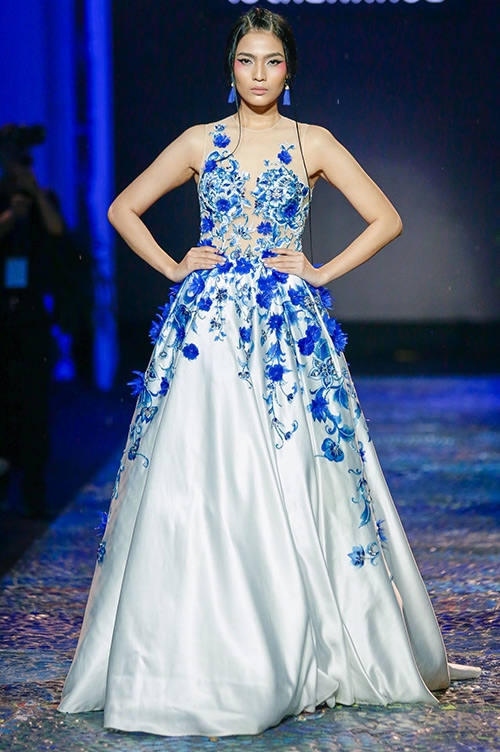nghet tho truoc ve dep van nguoi me cua hoa hau thu thao khi lan dau catwalk - 15