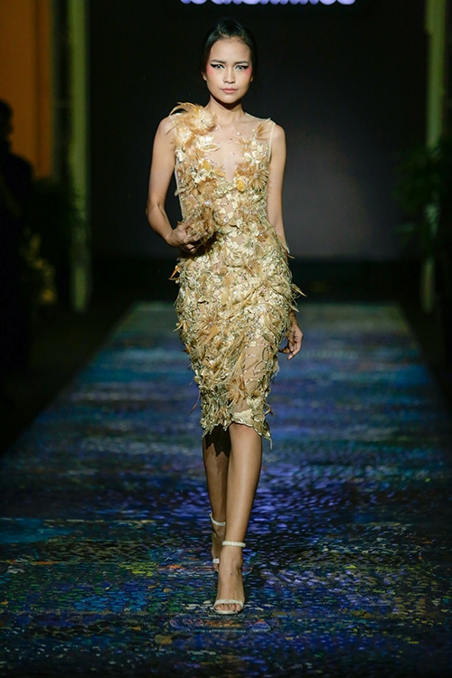 nghet tho truoc ve dep van nguoi me cua hoa hau thu thao khi lan dau catwalk - 16