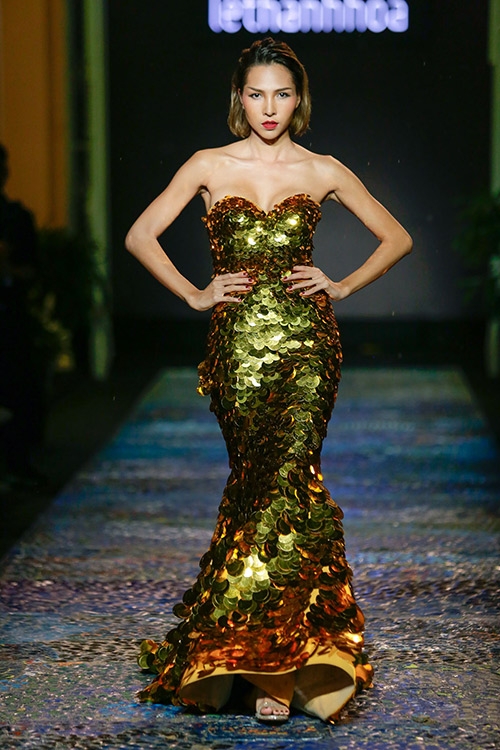 nghet tho truoc ve dep van nguoi me cua hoa hau thu thao khi lan dau catwalk - 17