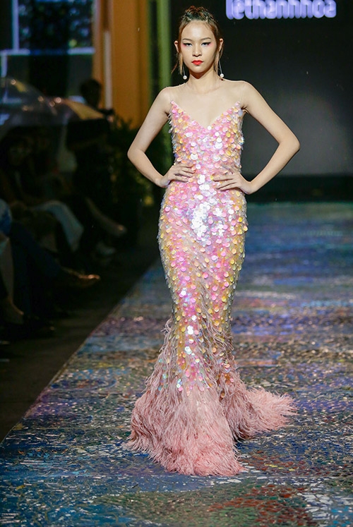 nghet tho truoc ve dep van nguoi me cua hoa hau thu thao khi lan dau catwalk - 18