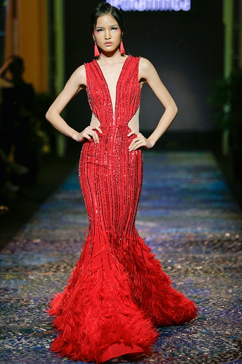 nghet tho truoc ve dep van nguoi me cua hoa hau thu thao khi lan dau catwalk - 19