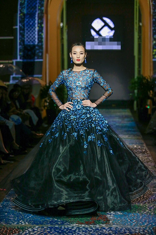 nghet tho truoc ve dep van nguoi me cua hoa hau thu thao khi lan dau catwalk - 20
