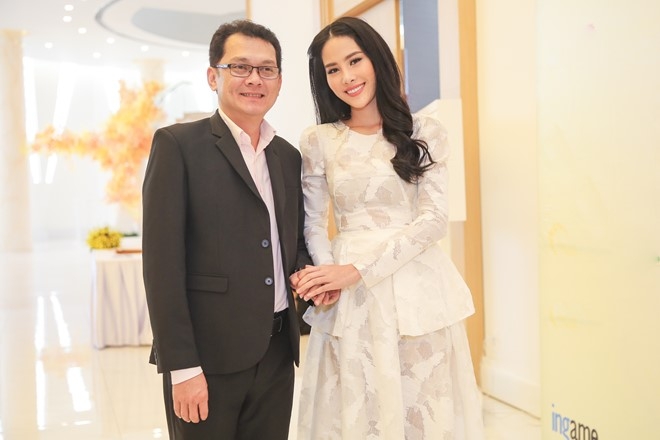 NSUT Huu Chau gia gai trong phim dien anh ve de tai lo to hinh anh 1