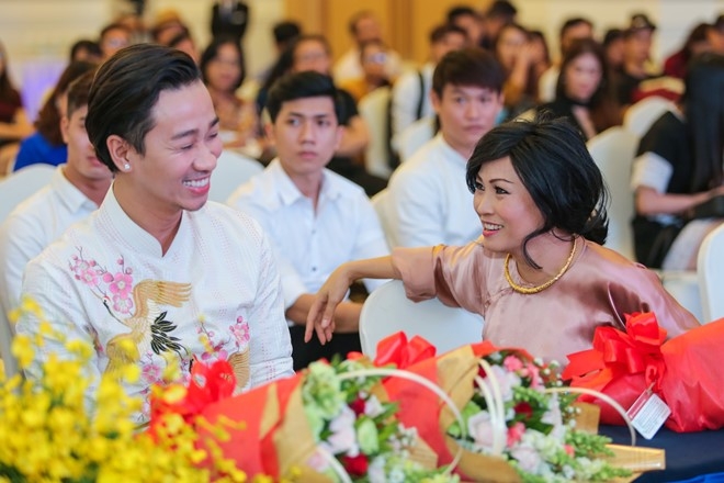 NSUT Huu Chau gia gai trong phim dien anh ve de tai lo to hinh anh 3