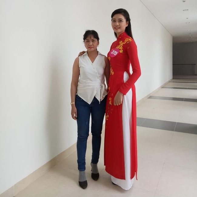 Nữ sinh diễn sâu khi nhận giải: Lúc đó mình nhìn lên gia đình ở tầng 2, không ngờ lên hình lại như vậy - Ảnh 5.
