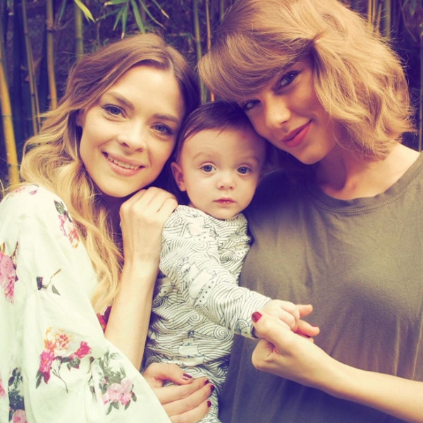 Tuổi 27 của Taylor Swift: Chia tay 2 bạn trai, bị vạch mặt giả dối và thành công nhất showbiz - Ảnh 5.