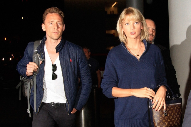 Tuổi 27 của Taylor Swift: Chia tay 2 bạn trai, bị vạch mặt giả dối và thành công nhất showbiz - Ảnh 11.