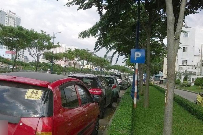 Khu vực trước chung cư 331 Bến Vân Đồn, nơi chị L. bị cướp /// ẢNH: NL