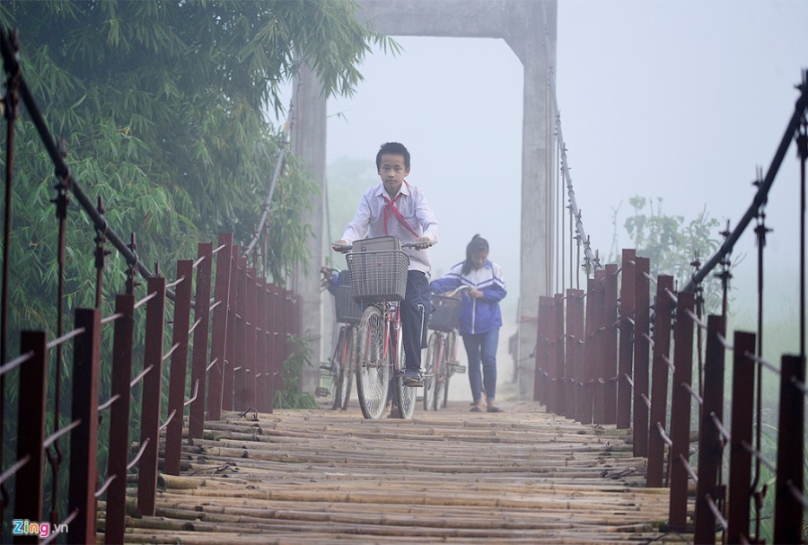 Chính quyền tháo dỡ cầu treo, học sinh lội suối đến lớp hình ảnh 12 Chinh quyen thao do cau treo, hoc sinh loi suoi den lop hinh anh 12