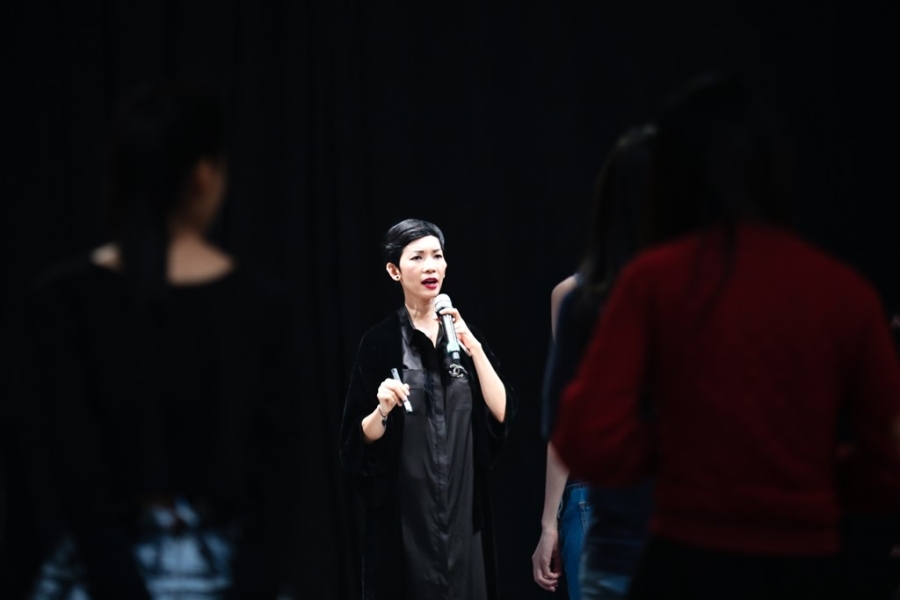 Dao dien catwalk: Niem vui, noi buon sau san dien hinh anh 2