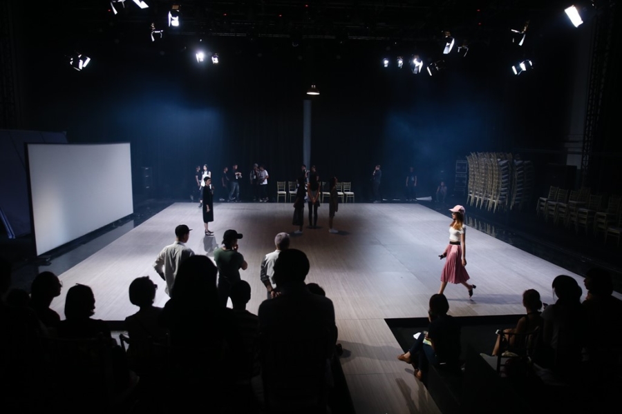 Dao dien catwalk: Niem vui, noi buon sau san dien hinh anh 4