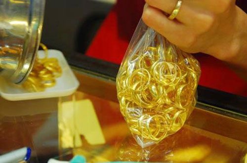 Giá vàng hôm nay 14/12: Tăng giảm bất thường, mua bán vắng lặng