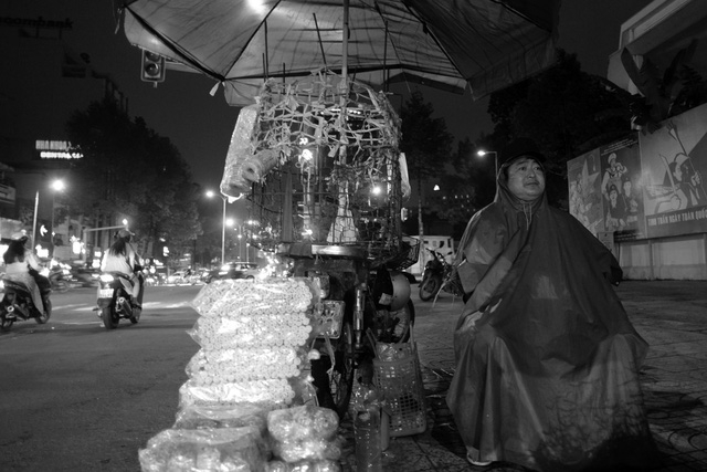  Ông Nguyễn Văn Chánh (45 tuổi, quê Bình Định) vào Sài Gòn đi bán kẹo dọc các ngã tư. Mỗi ngày, ông Chánh bán từ 9 giờ tối hôm trước đến 6 giờ sáng hôm sau. 