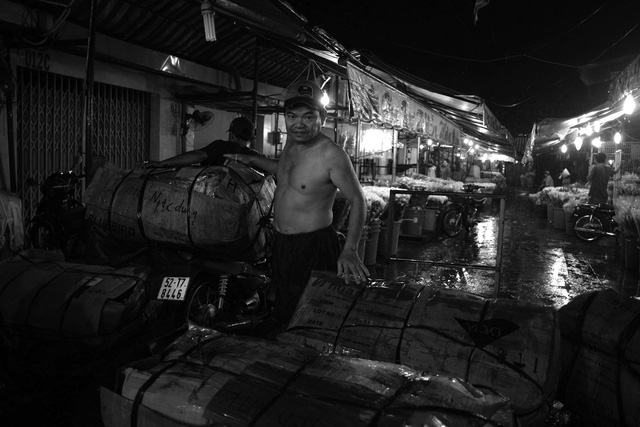 Trong chợ hoa Hồ Thị Kỷ, trời lạnh nhưng vẫn có người mình trần bốc vác hàng hóa. Trời mưa, mặc áo để bốc vác nước ngấm vào người còn lạnh hơn”, ông Tân chia sẻ.