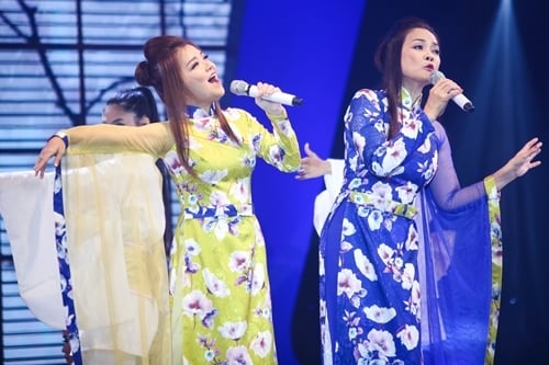 Ca sĩ Hồng Hạnh (phải) và đàn em Thanh Ngọc Giọt mưa thu (Đặng Thế Phong) Mưa, hoa tuyết và em
