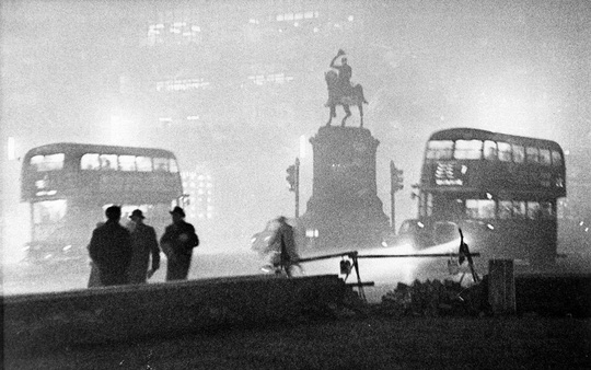  Thủ đô London bị bao phủ bởi lớp sương mù dày đặc vào năm 1952. Ảnh: PA 