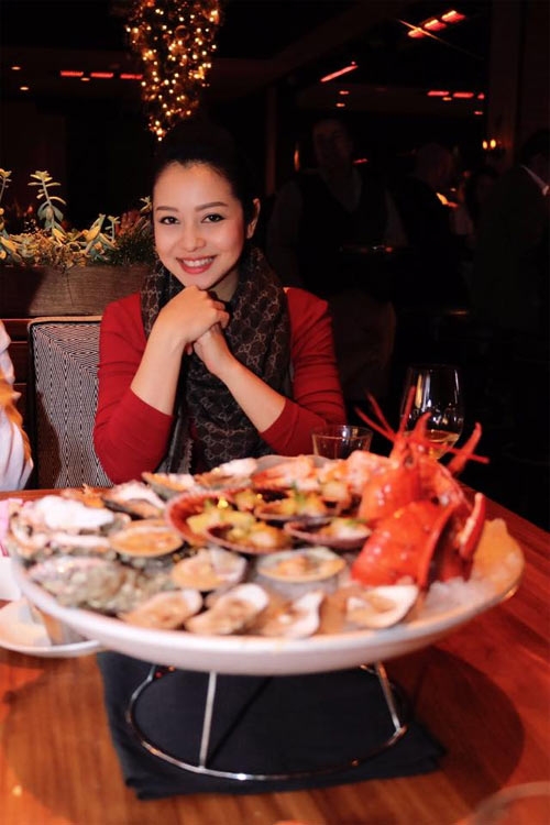 jennifer pham khoe bung bau 