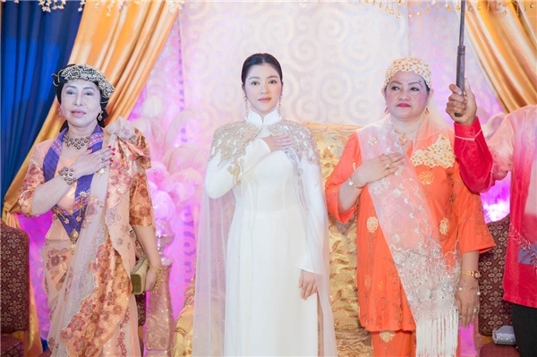 Chủ trì lễ sắc phong là Hoàng đế Sultan Mangacop Umpa Saud. Buổi lễ có sự tham dự của đại diện Tổng thống Durtete, lãnh đạo chính quyền thành phố Davao, đặc biệt là gần 1.000 người đại diện các vùng miền của bộ tộc Mindanao. Chủ trì lễ sắc phong là Hoàng đế Sultan Mangacop Umpa Saud. Buổi lễ có sự tham dự của đại diện Tổng thống Durtete, lãnh đạo chính quyền thành phố Davao, đặc biệt là gần 1.000 người đại diện các vùng miền của bộ tộc Mindanao.