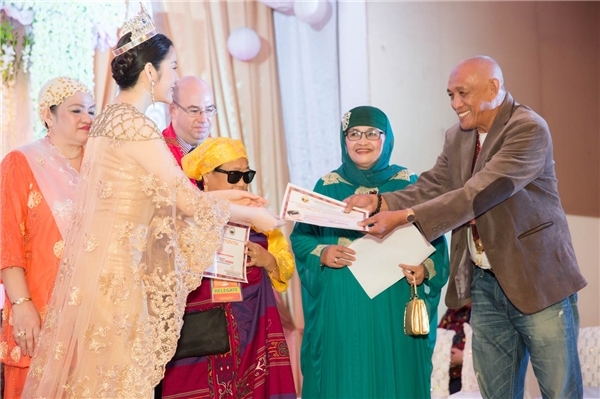 Được biết, trong số đó, có rất nhiều người phải di chuyển 12 đến 15 tiếng đồng hồ suốt đêm hoặc bằng đường biển cả ngày về Davao dự nghi lễ sắc phong và được gặp mặt công chúa. Đại diện bộ tộc Mindanao tại Anh cũng đã bay từ Anh về Davao để dự lễ sắc phong. Được biết, trong số đó, có rất nhiều người phải di chuyển 12 đến 15 tiếng đồng hồ suốt đêm hoặc bằng đường biển cả ngày về Davao dự nghi lễ sắc phong và được gặp mặt công chúa. Đại diện bộ tộc Mindanao tại Anh cũng đã bay từ Anh về Davao để dự lễ sắc phong.